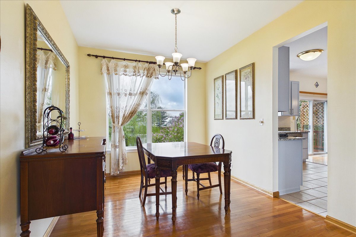 913 Meadowridge Drive, Aurora, IL 60504