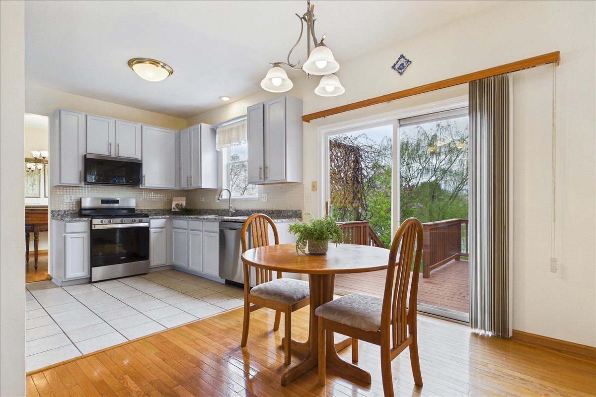 913 Meadowridge Drive, Aurora, IL 60504