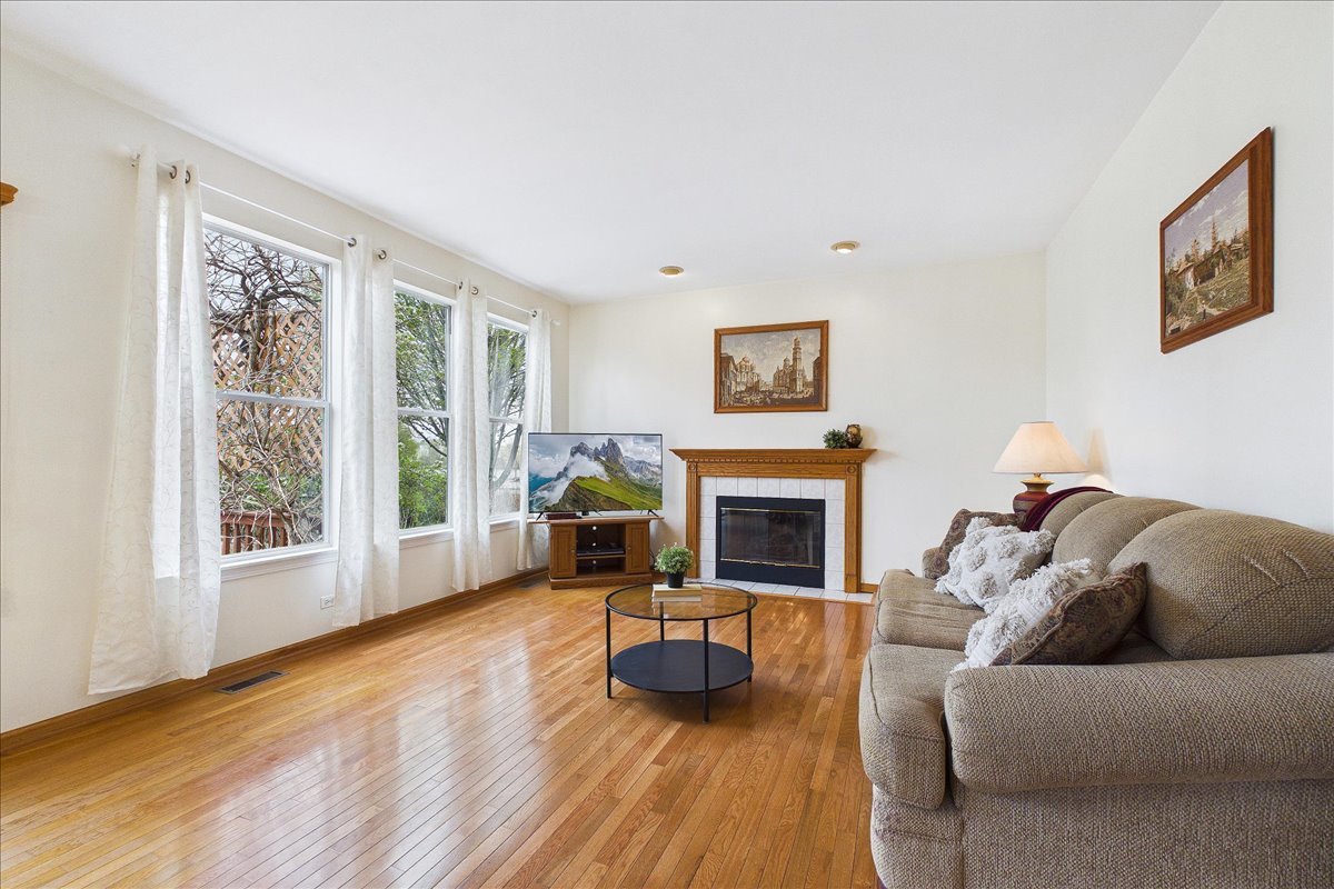 913 Meadowridge Drive, Aurora, IL 60504