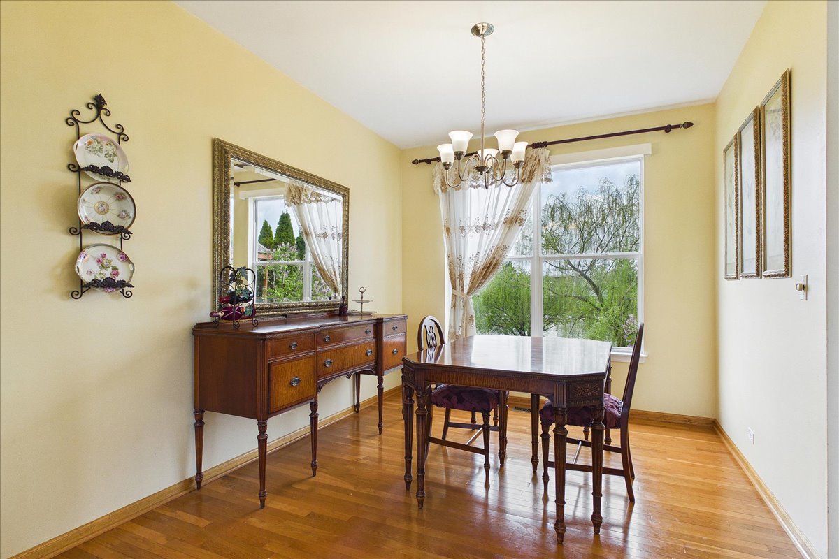 913 Meadowridge Drive, Aurora, IL 60504