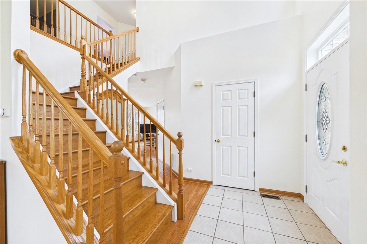 913 Meadowridge Drive, Aurora, IL 60504