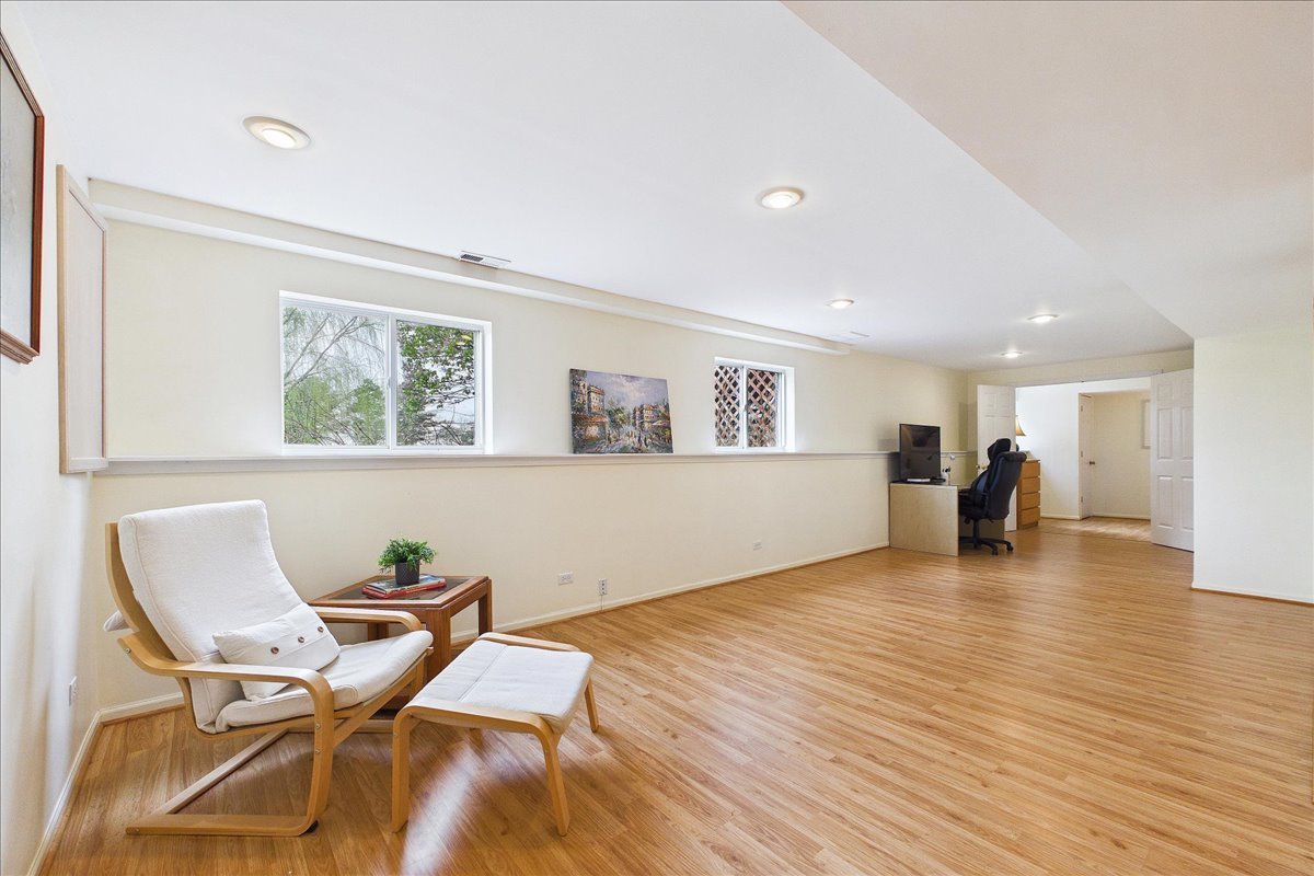 913 Meadowridge Drive, Aurora, IL 60504