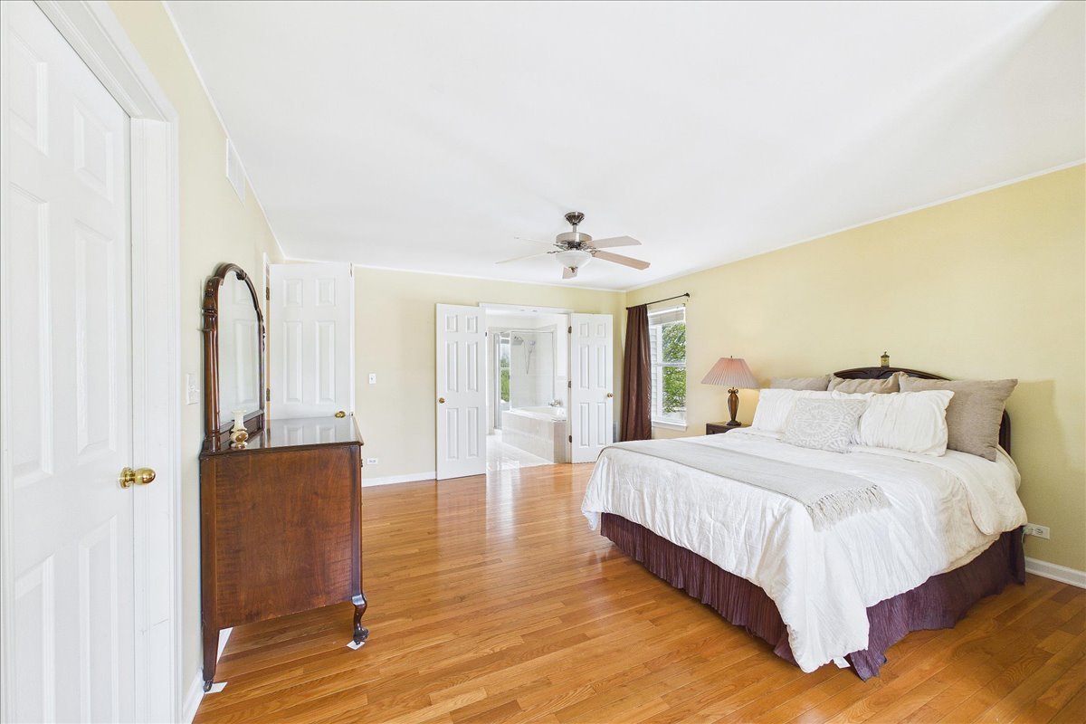 913 Meadowridge Drive, Aurora, IL 60504