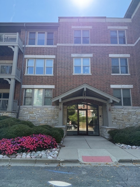 275 E Railroad Avenue #206, Bartlett, IL 60103