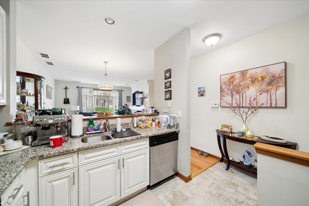 832 Genesee Drive, Naperville, IL 60563