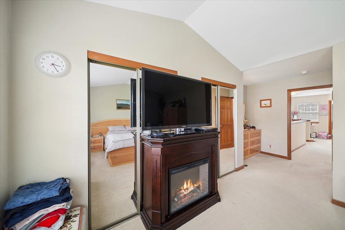832 Genesee Drive, Naperville, IL 60563