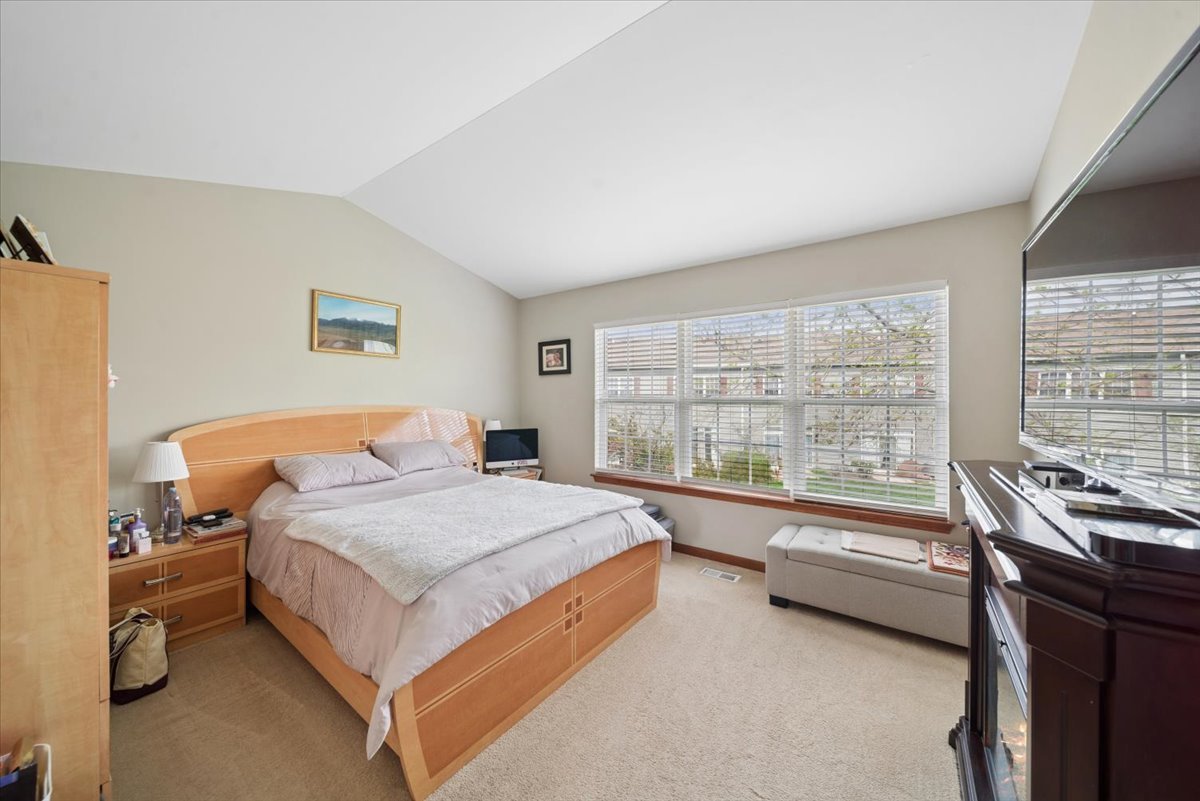 832 Genesee Drive, Naperville, IL 60563
