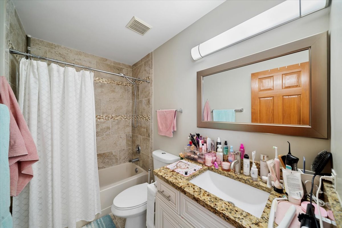 832 Genesee Drive, Naperville, IL 60563