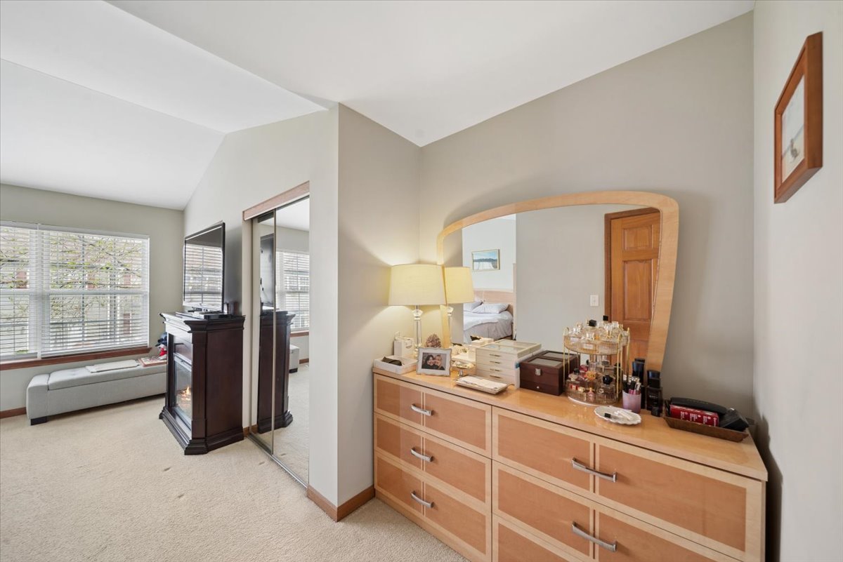 832 Genesee Drive, Naperville, IL 60563