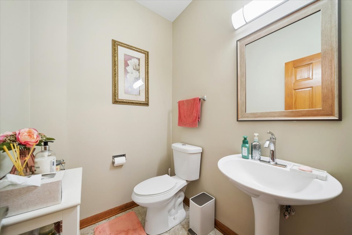 832 Genesee Drive, Naperville, IL 60563