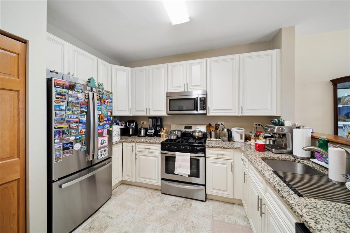 832 Genesee Drive, Naperville, IL 60563