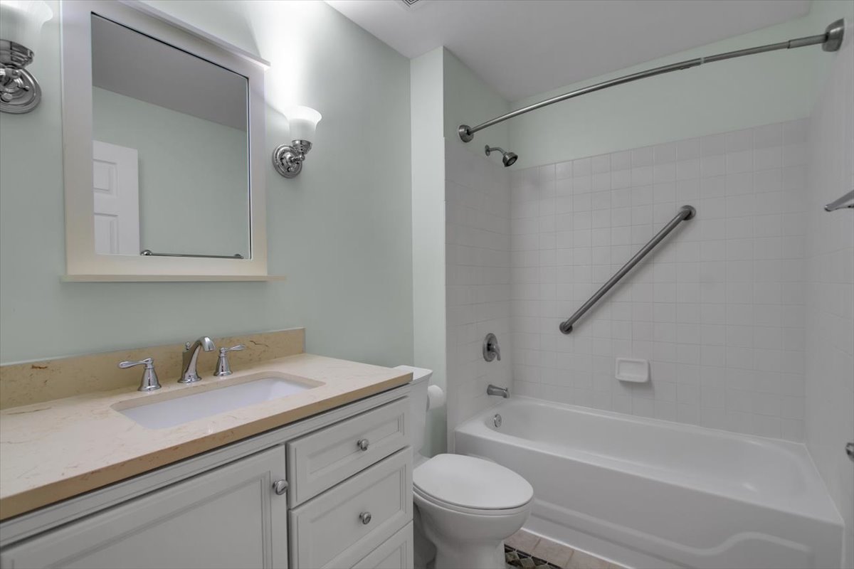 501 King Avenue #501, East Dundee, IL 60118