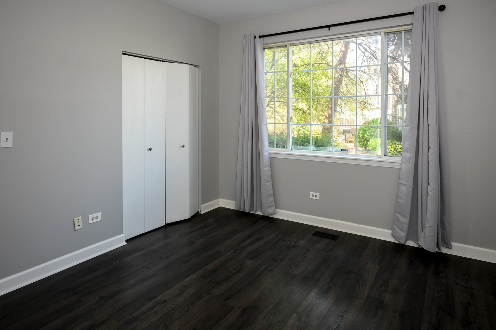 150 E Lake Ridge Drive, Glendale Heights, IL 60139