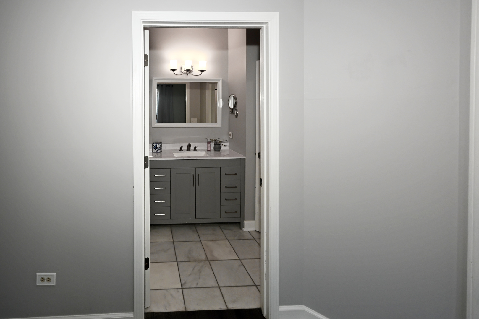 150 E Lake Ridge Drive, Glendale Heights, IL 60139