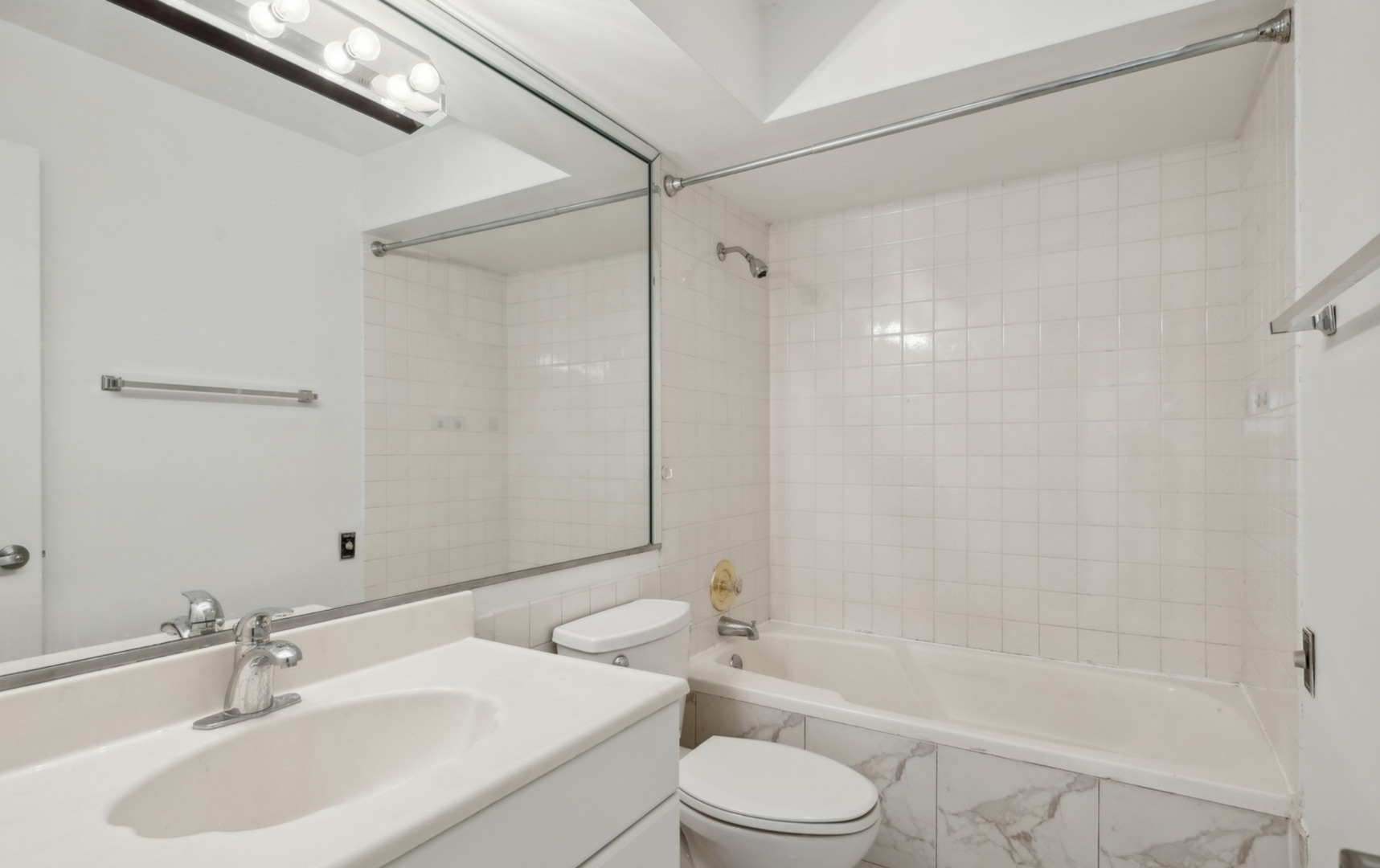 2500 Windsor Mall #1F, Park Ridge, IL 60068