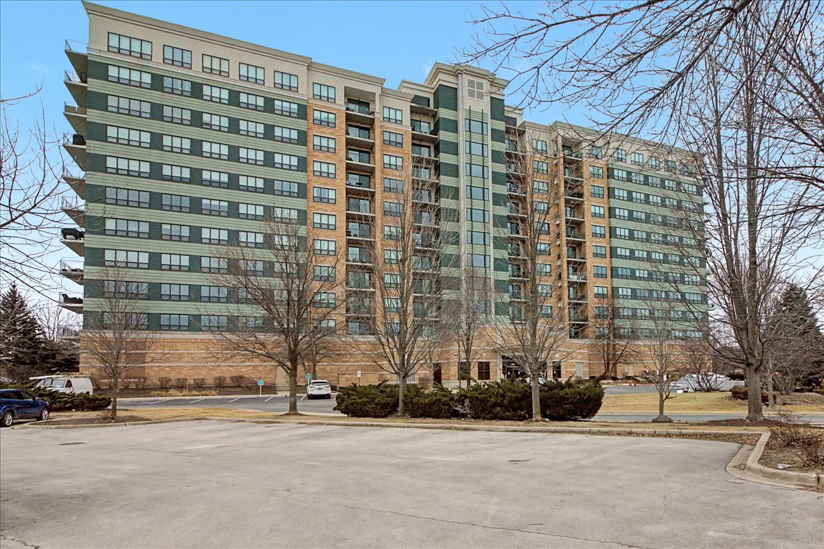 6420 Double Eagle Drive #801, Woodridge, IL 60517