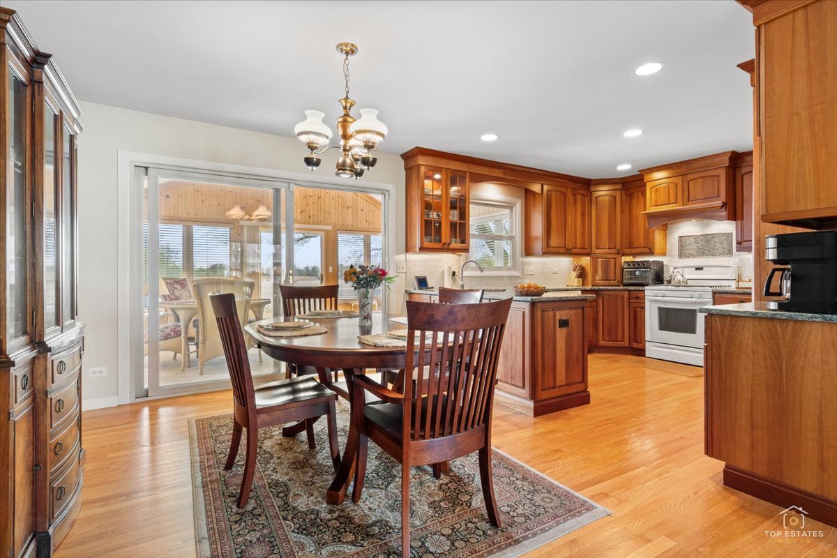 2025 Ivy Court, Schaumburg, IL 60194