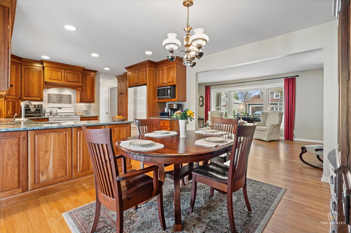 2025 Ivy Court, Schaumburg, IL 60194