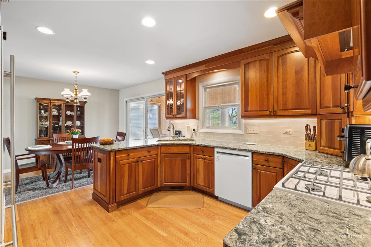 2025 Ivy Court, Schaumburg, IL 60194