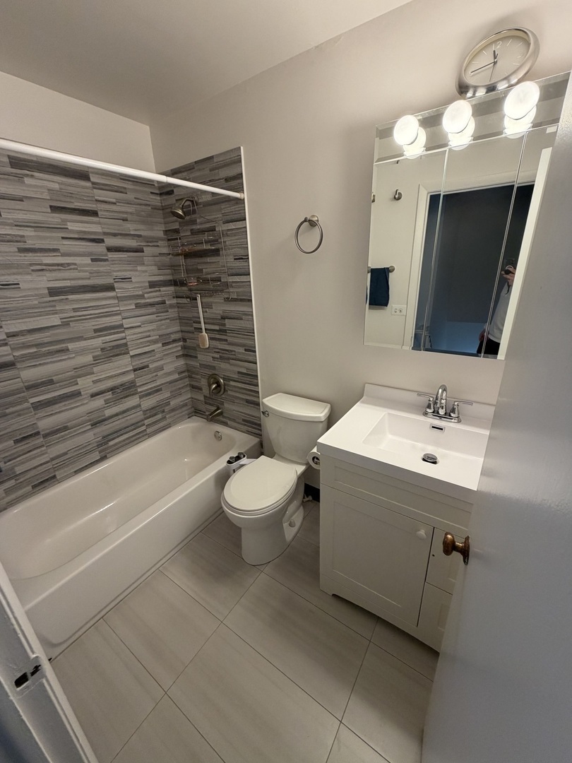 1152 Cove Drive #212B, Prospect Heights, IL 60070