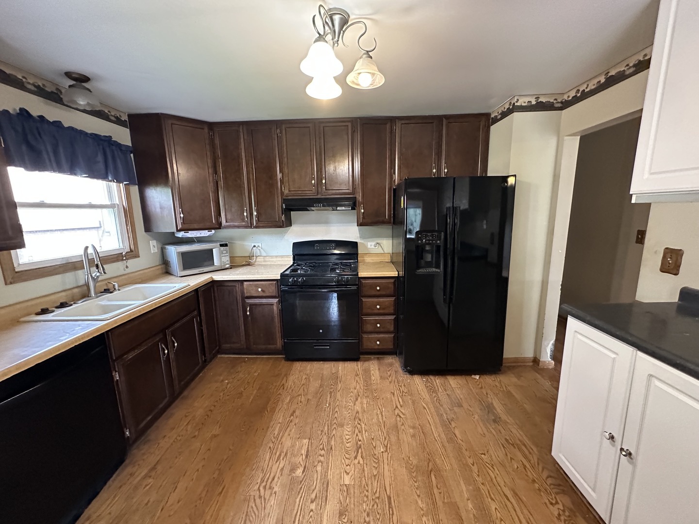 863 Pleasant Street, Woodstock, IL 60098