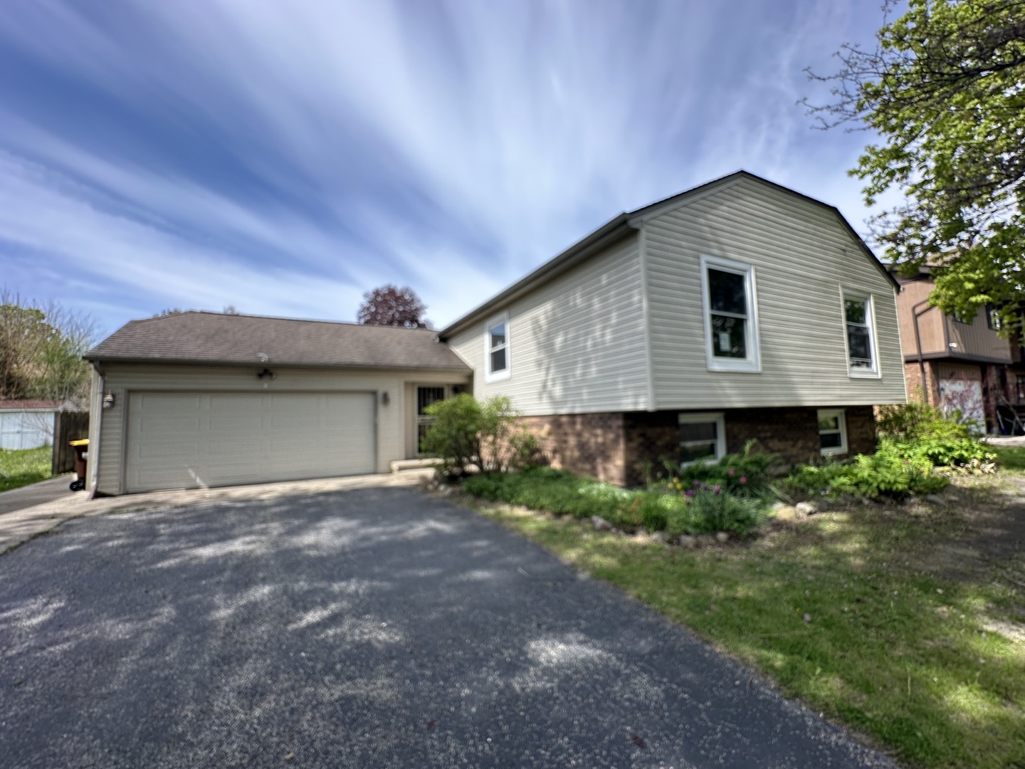 863 Pleasant Street, Woodstock, IL 60098
