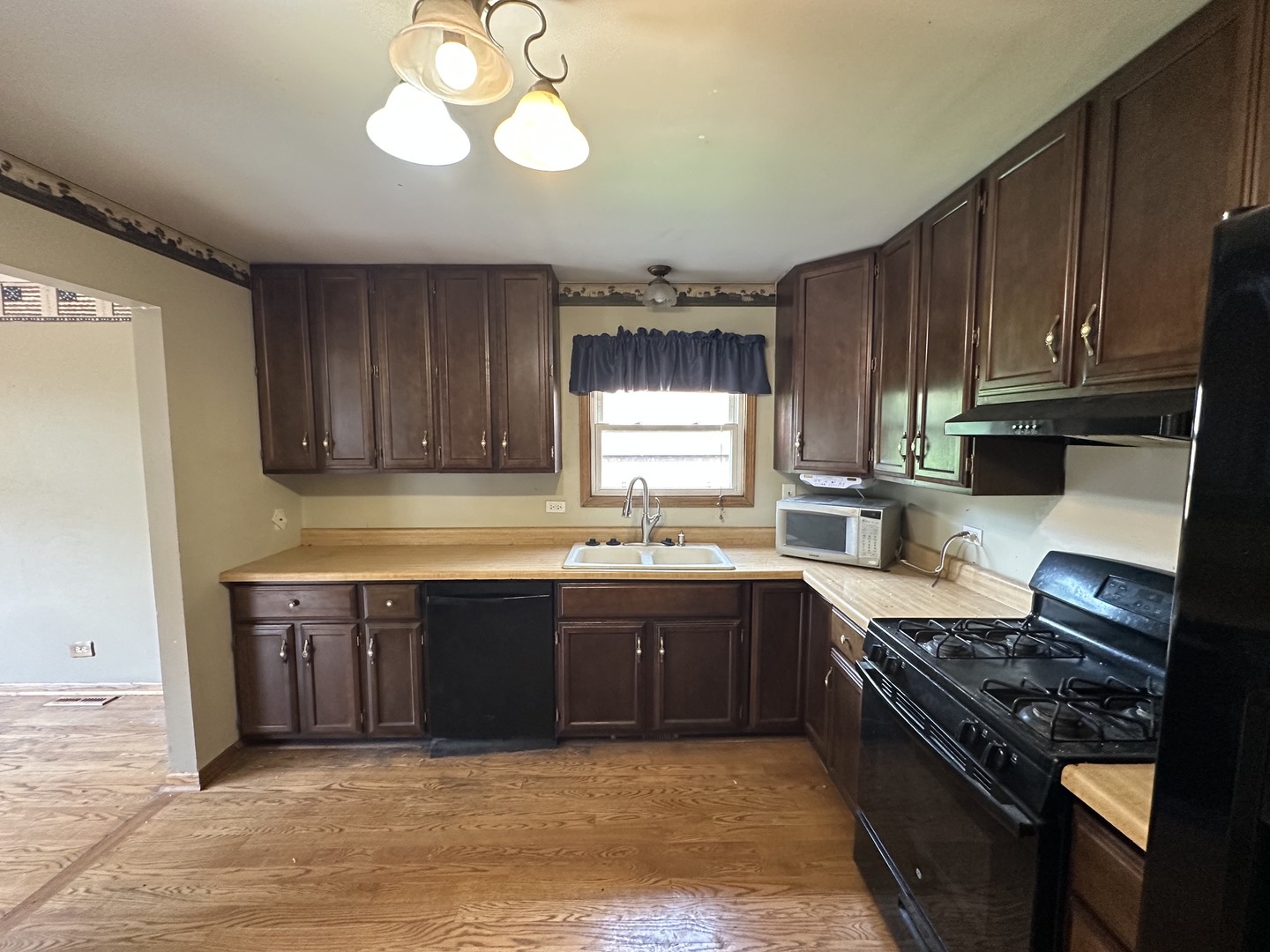 863 Pleasant Street, Woodstock, IL 60098
