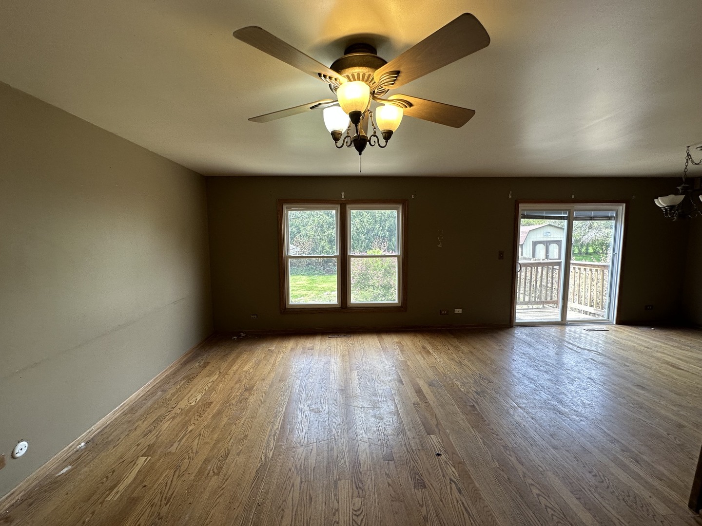 863 Pleasant Street, Woodstock, IL 60098