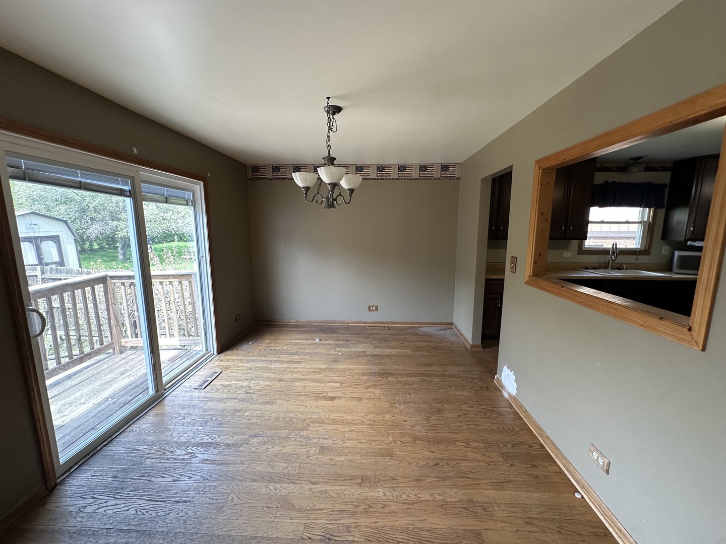 863 Pleasant Street, Woodstock, IL 60098