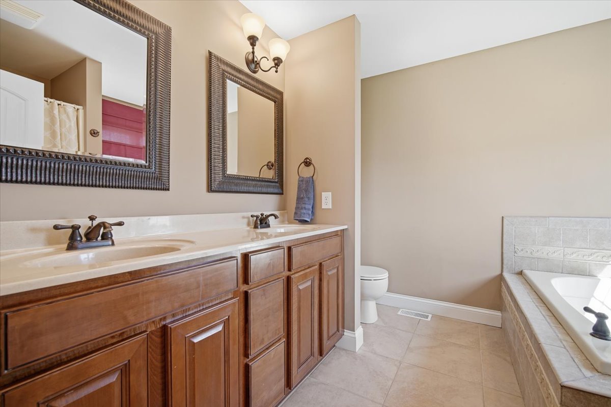 10372 Lyonheart Lane, Bloomington, IL 61705