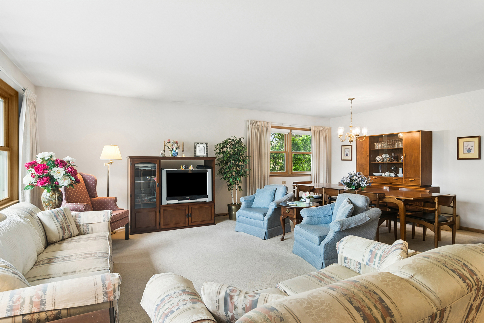 902 S See Gwun Avenue, Mount Prospect, IL 60056