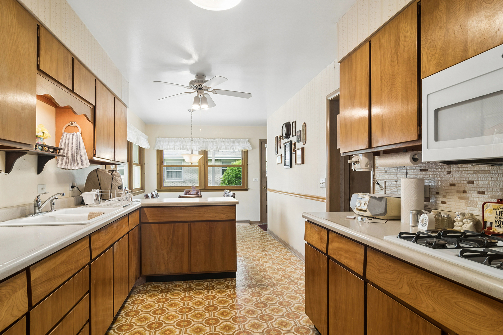 902 S See Gwun Avenue, Mount Prospect, IL 60056