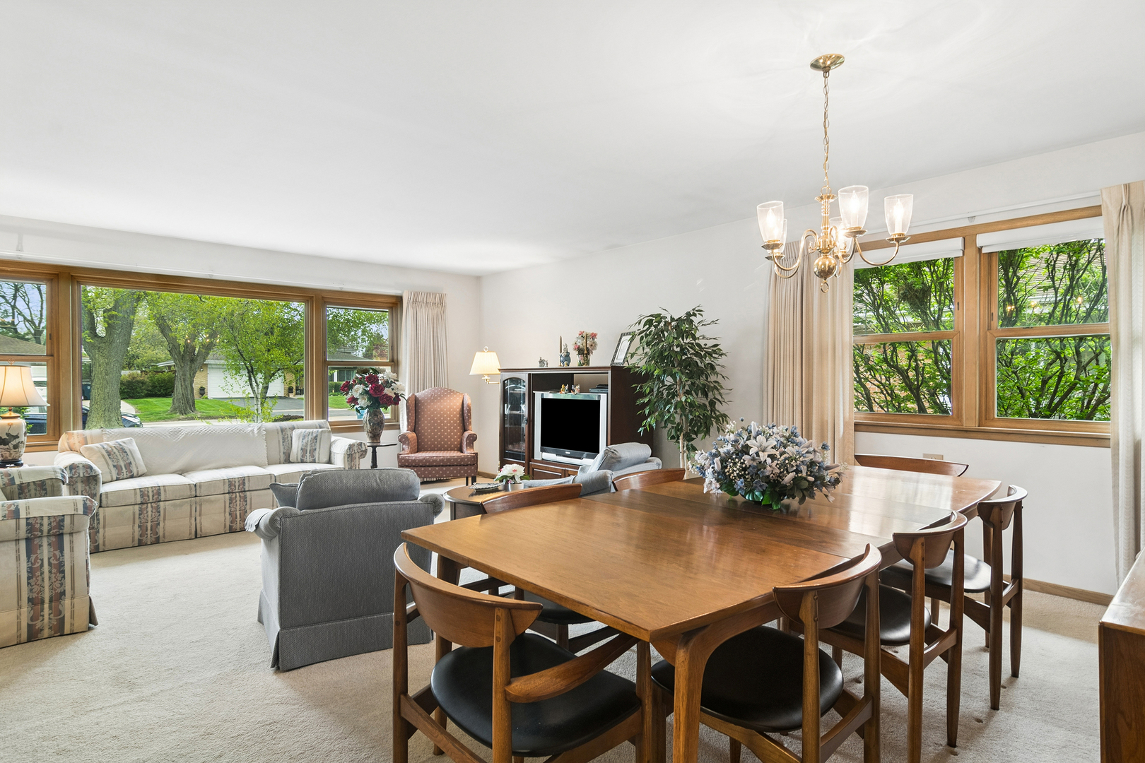 902 S See Gwun Avenue, Mount Prospect, IL 60056