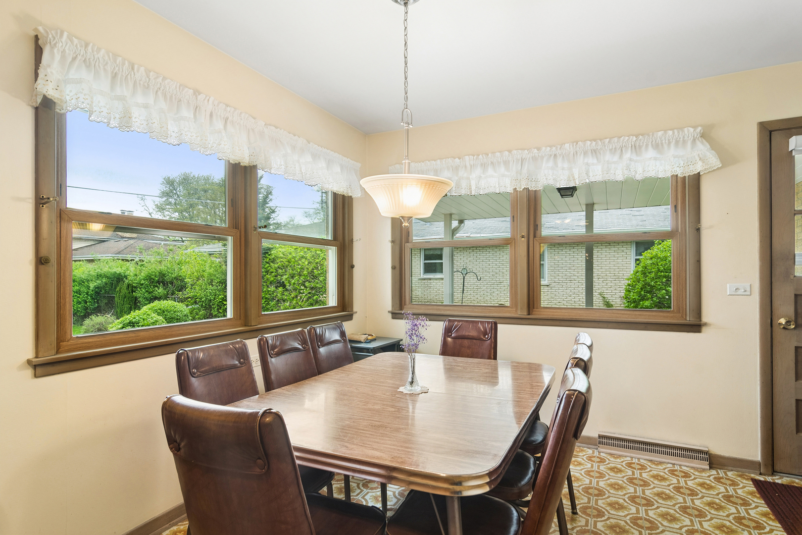 902 S See Gwun Avenue, Mount Prospect, IL 60056
