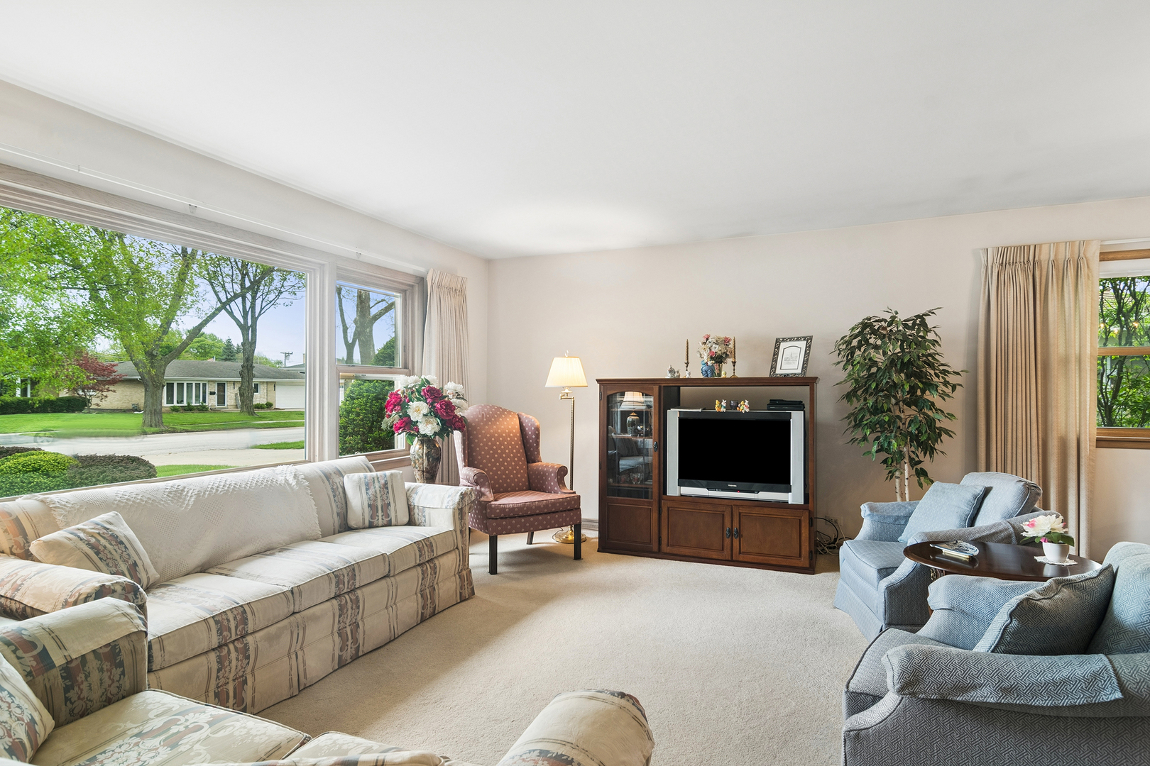 902 S See Gwun Avenue, Mount Prospect, IL 60056