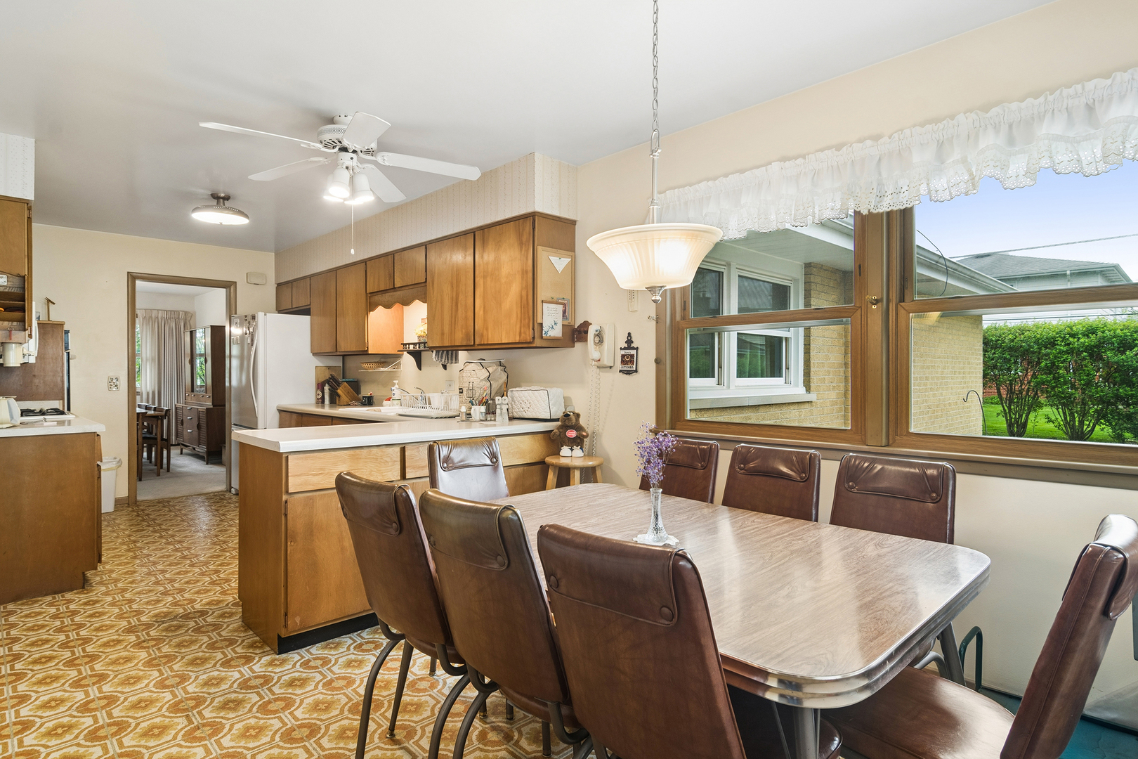 902 S See Gwun Avenue, Mount Prospect, IL 60056