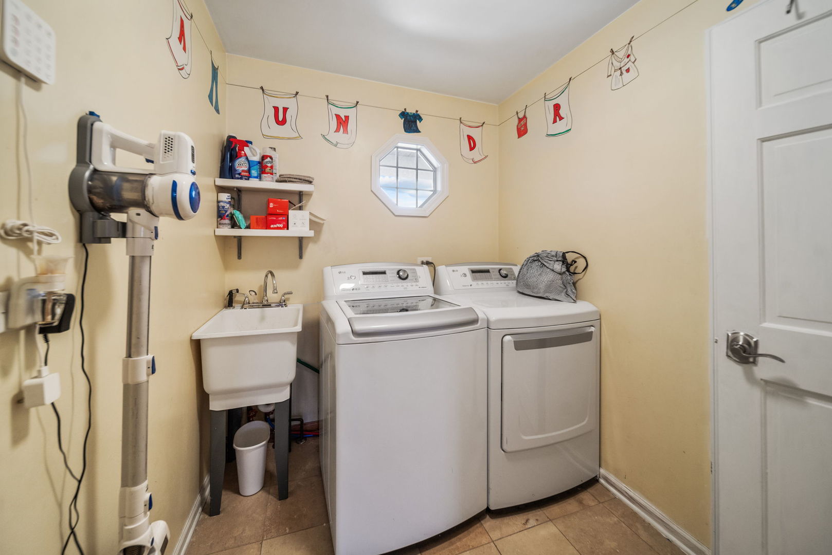 892 Somerset Drive, Carol Stream, IL 60188