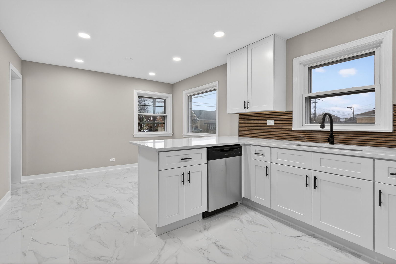 6025 W 55th Street, Chicago, IL 60638