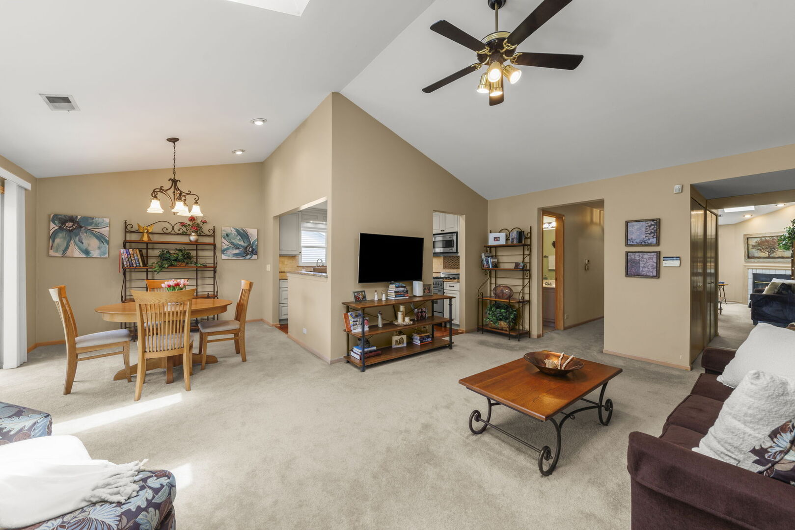 2865 Meadow Lane #v2, Schaumburg, IL 60193