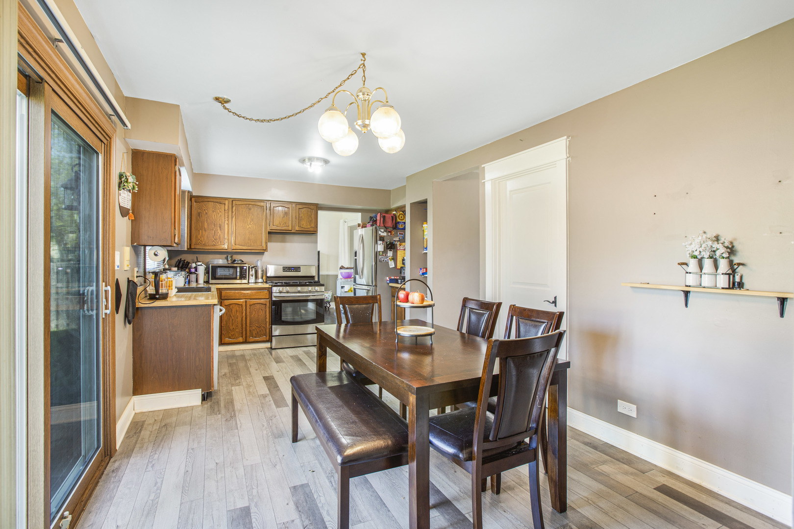 1300 Pembrook Circle, Roselle, IL 60172