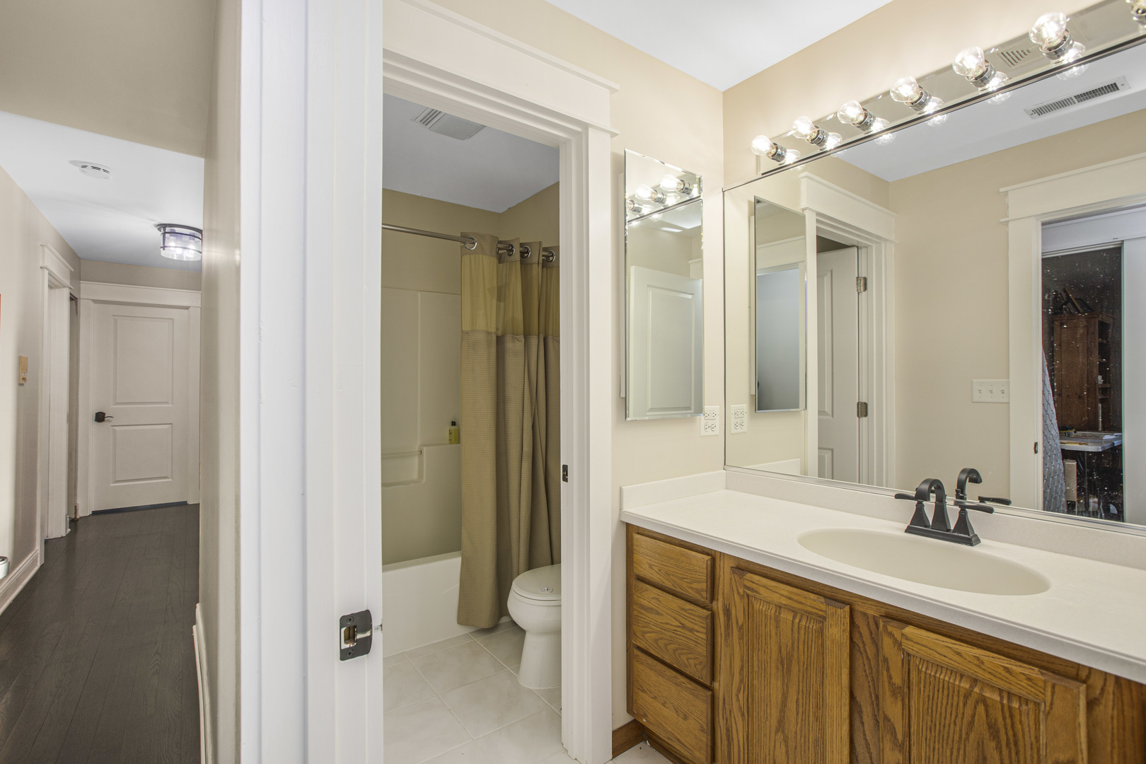 1300 Pembrook Circle, Roselle, IL 60172