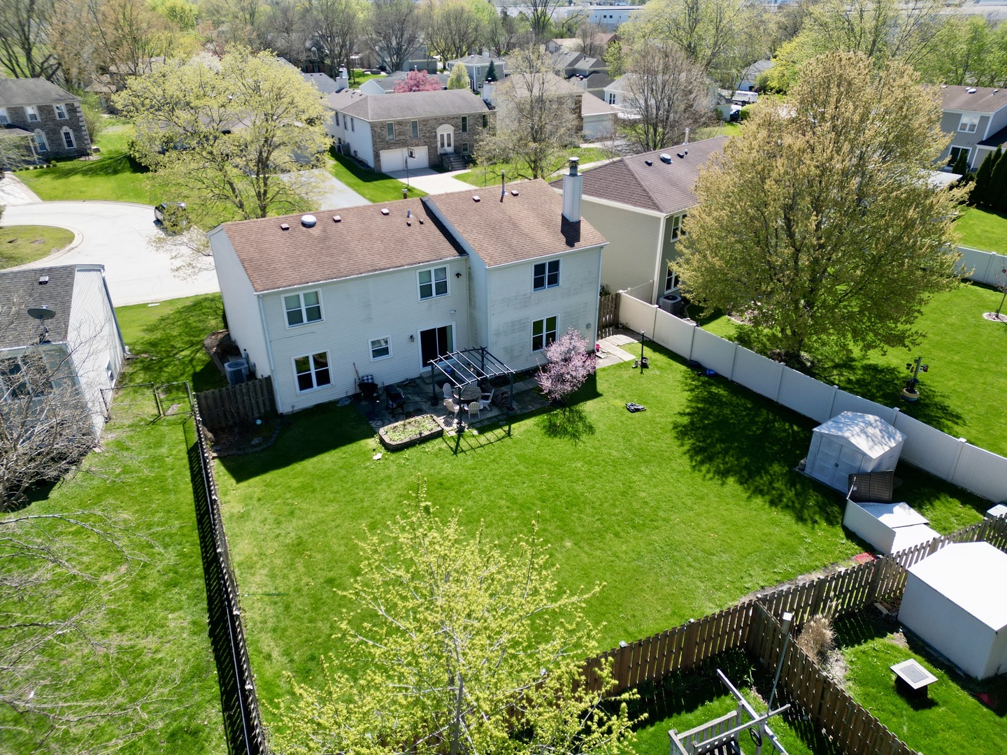 1300 Pembrook Circle, Roselle, IL 60172