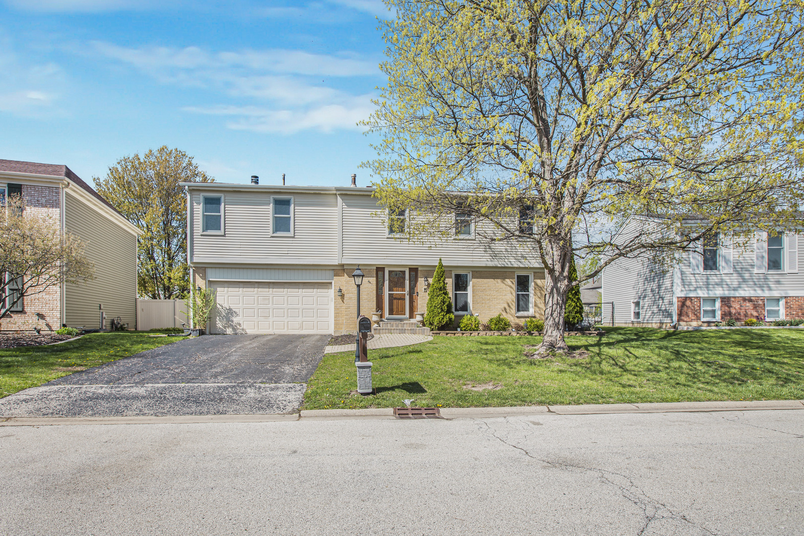 1300 Pembrook Circle, Roselle, IL 60172