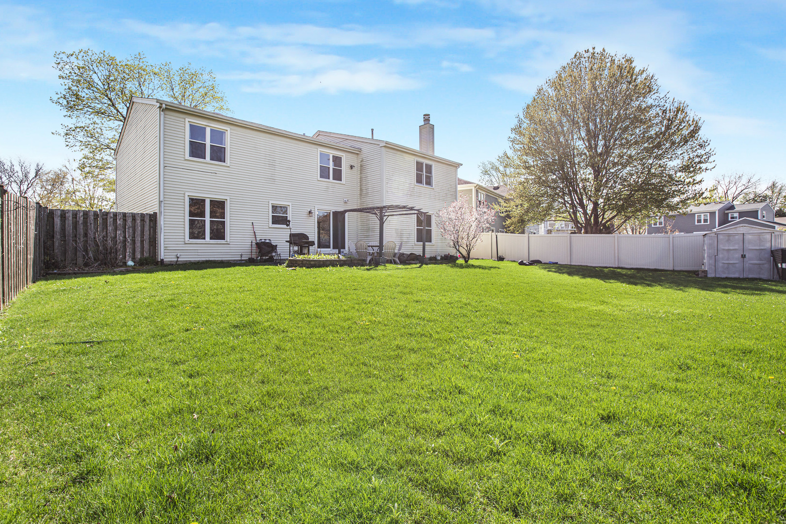 1300 Pembrook Circle, Roselle, IL 60172