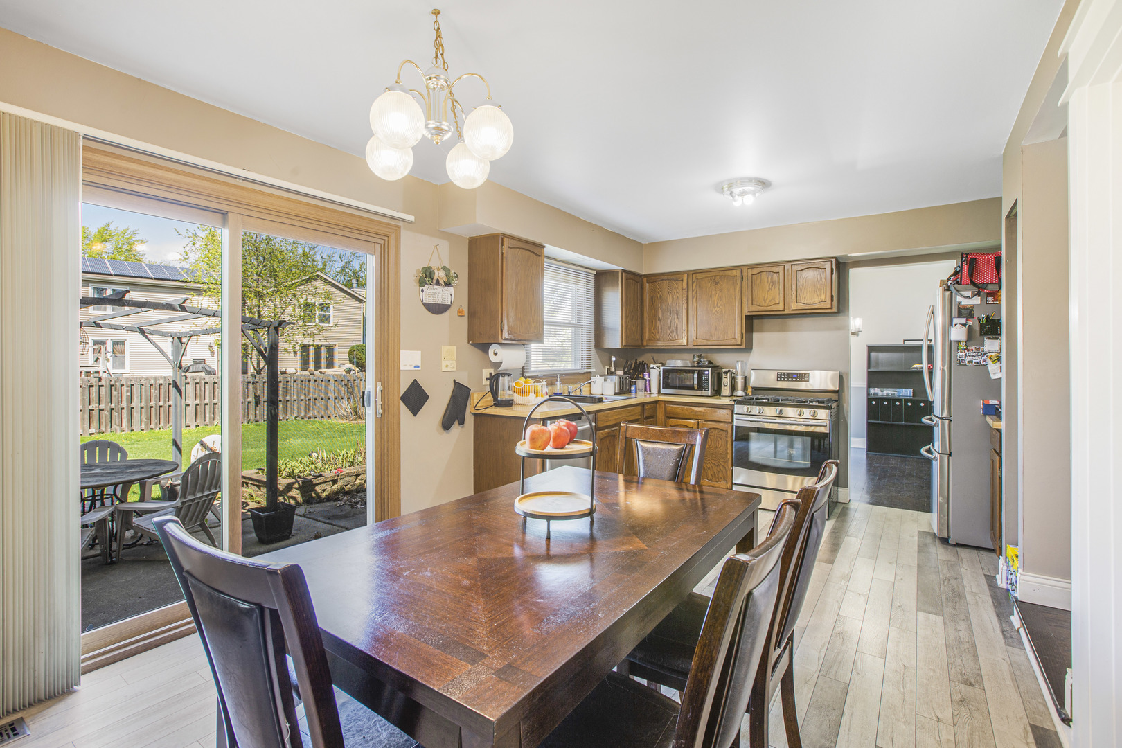 1300 Pembrook Circle, Roselle, IL 60172