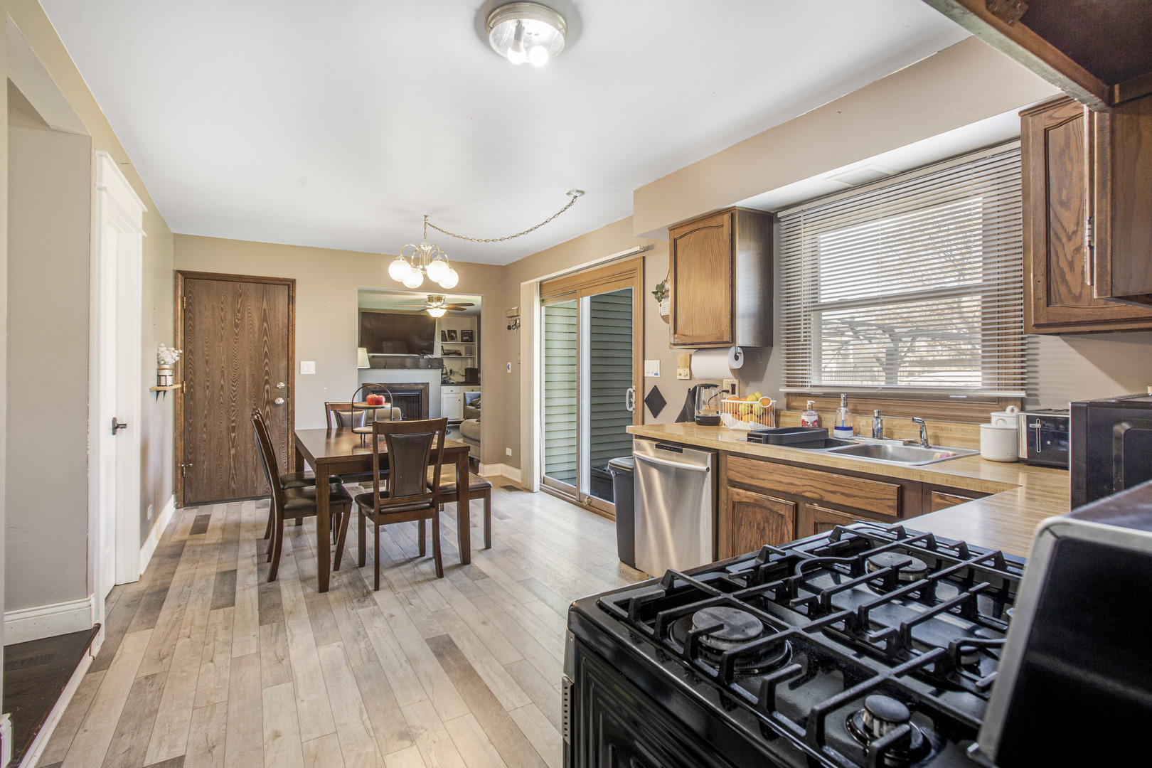 1300 Pembrook Circle, Roselle, IL 60172