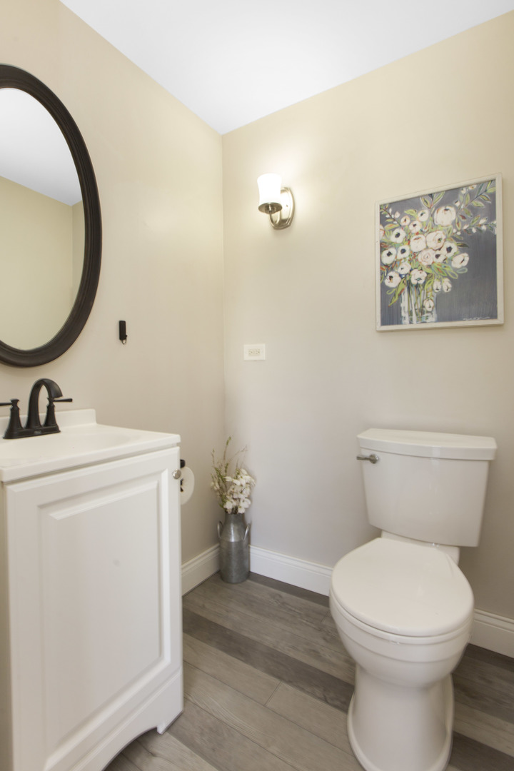 1300 Pembrook Circle, Roselle, IL 60172