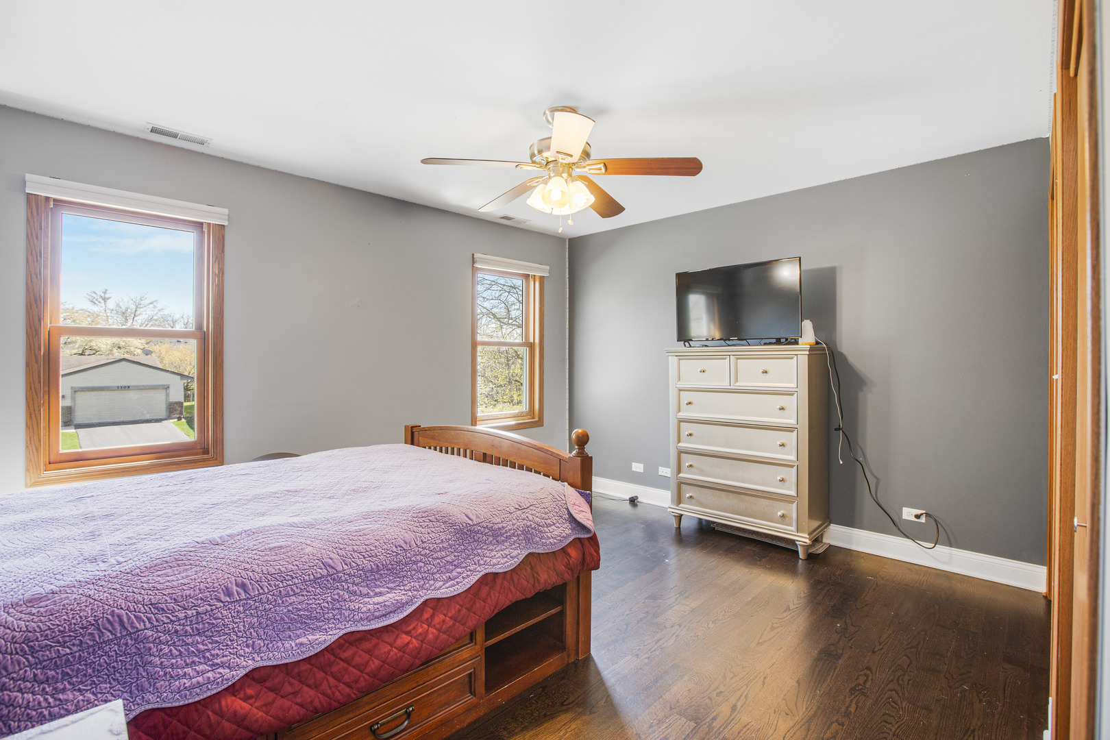 1300 Pembrook Circle, Roselle, IL 60172