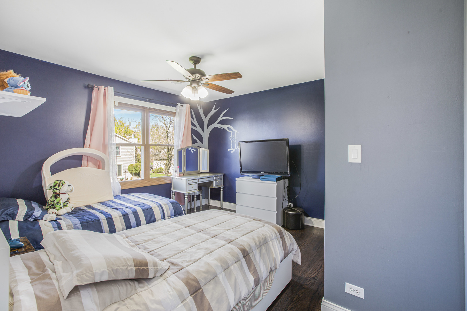 1300 Pembrook Circle, Roselle, IL 60172