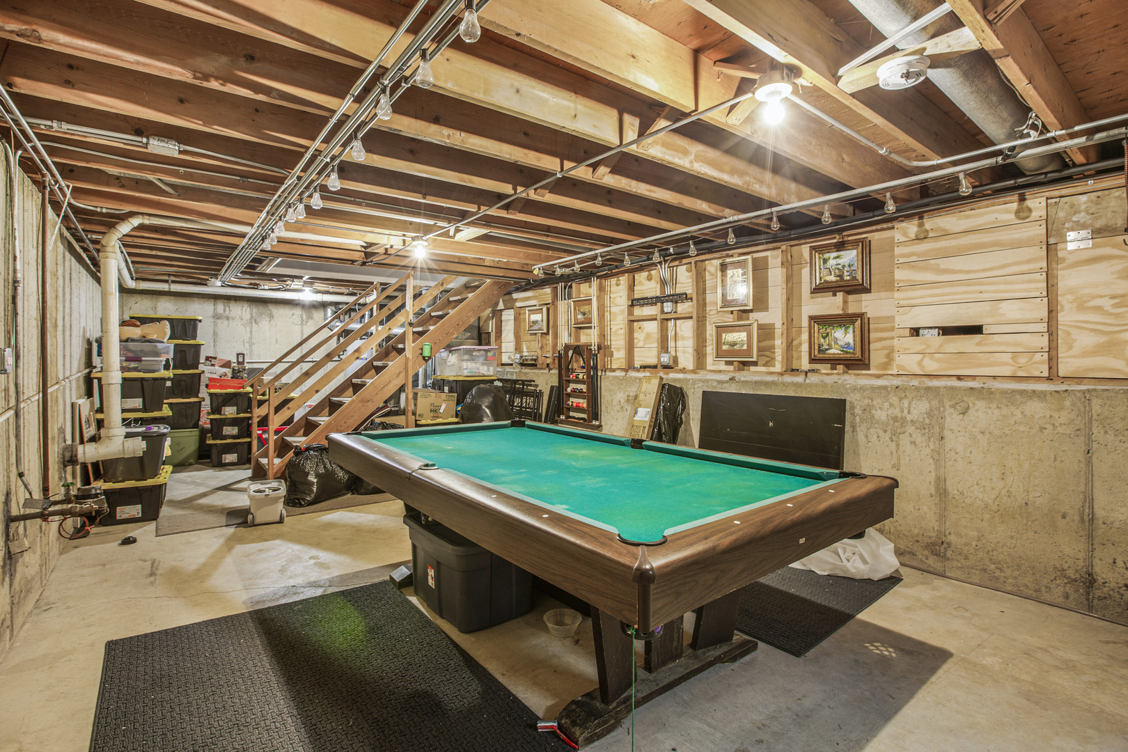 1300 Pembrook Circle, Roselle, IL 60172